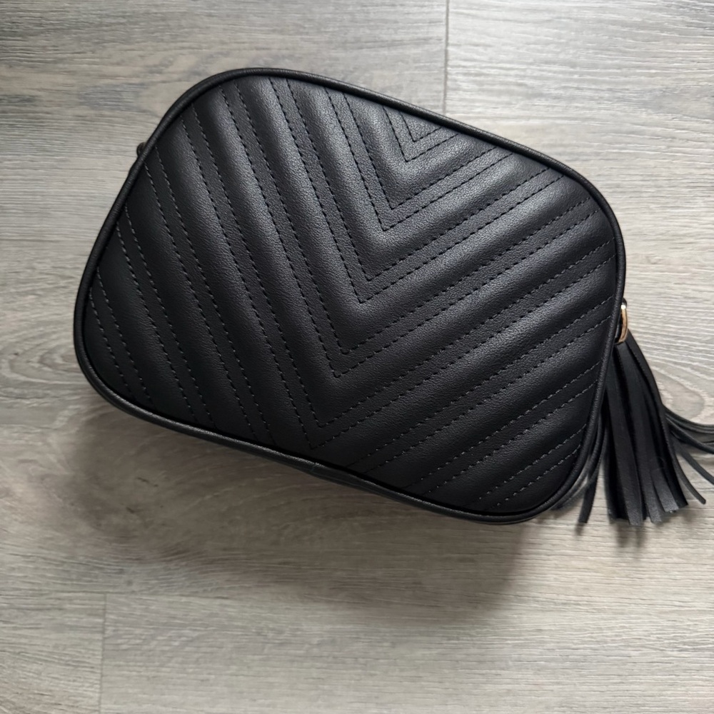 *SOLD* Elegant Black Quilted Crossbody Bag - Picture 7 of 8